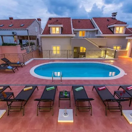 Lovely Apartment In Molunat With Wifi *
