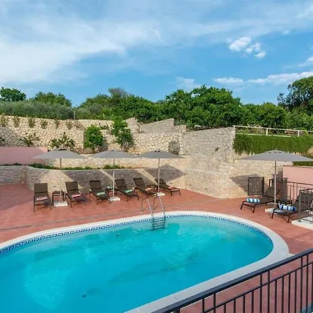 Lovely Apartment In Molunat With Wifi Appartamento *