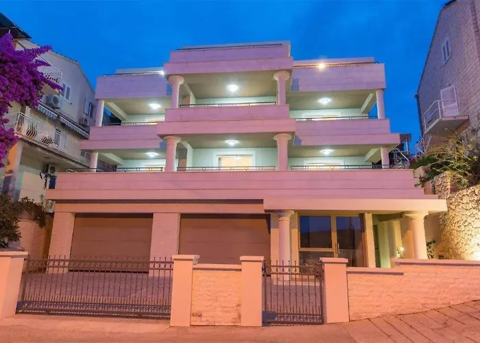 Appartamento Stunning Apartment In Molunat With Wifi *