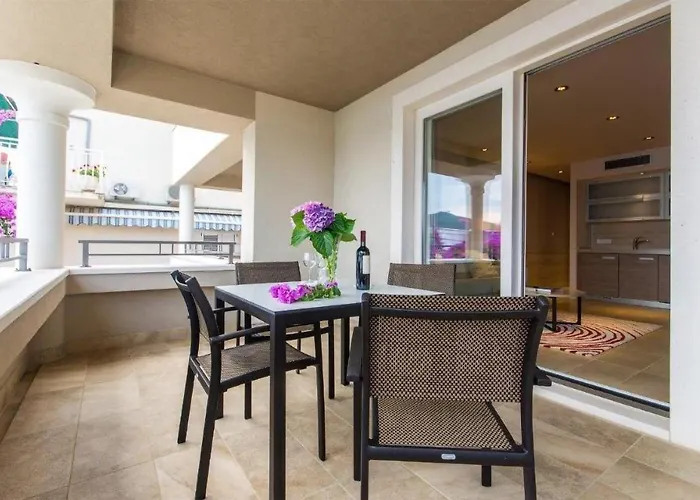 Stunning Apartment In Molunat With Wifi *
