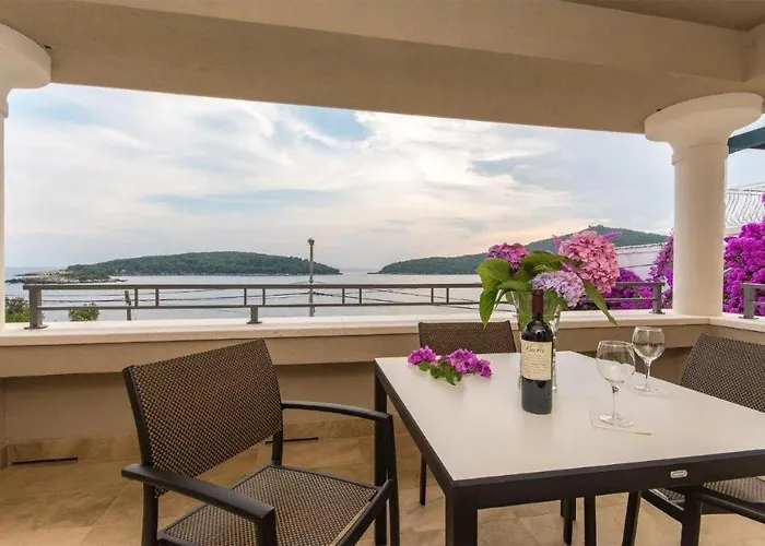 Stunning Apartment In Molunat With Wifi *