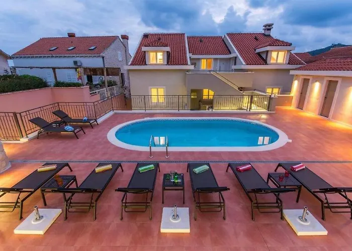 Stunning Apartment In Molunat With Wifi *