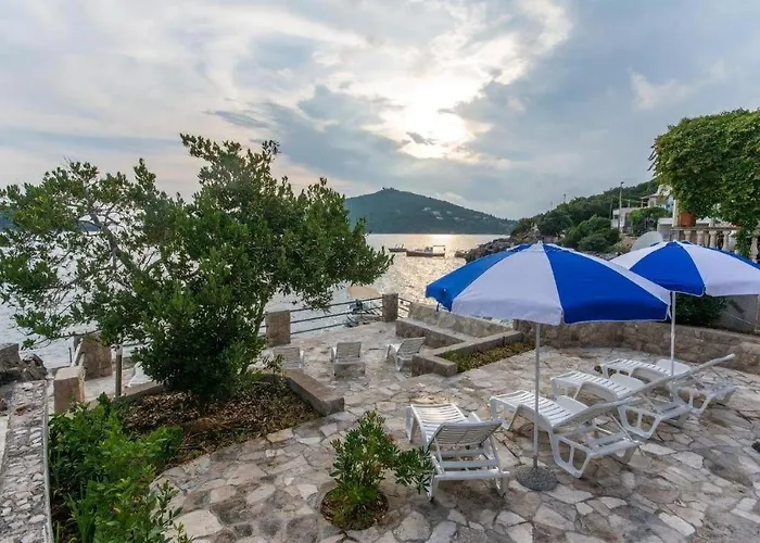Stunning Apartment In Molunat With Wifi *